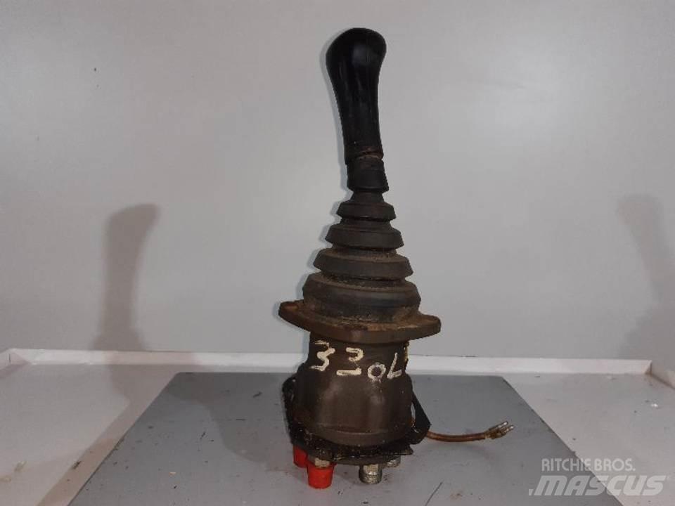 CAT 330L 駕駛室與內部