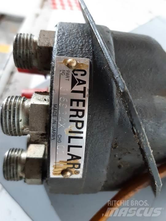 CAT 330L 駕駛室與內部