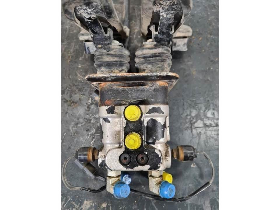 CAT 336DL 駕駛室與內部