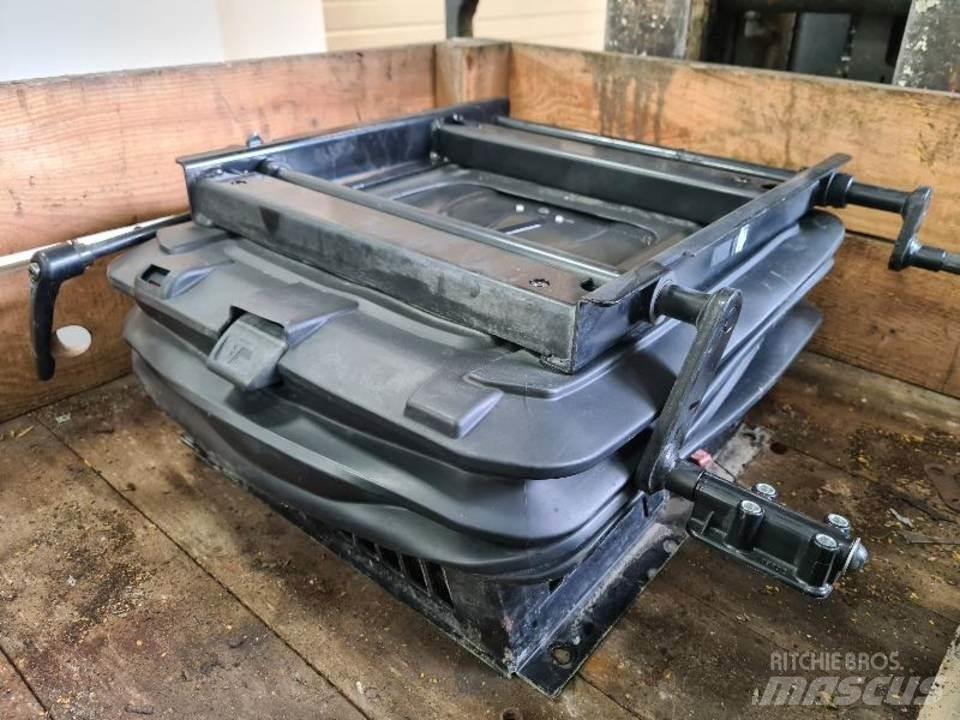 CAT 336DL 駕駛室與內部