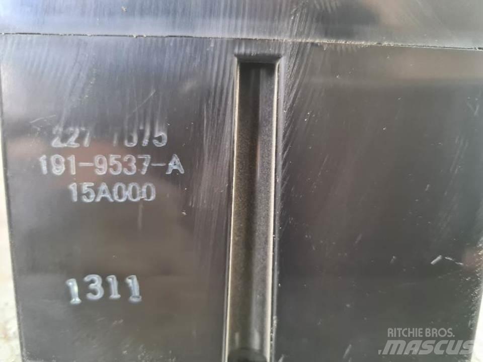 CAT 336DL 駕駛室與內部