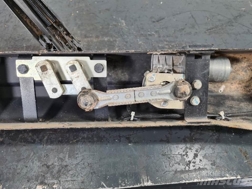 CAT 336DL 駕駛室與內部