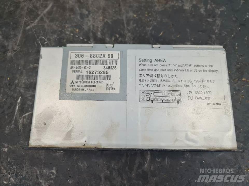 CAT 336DL 駕駛室與內部