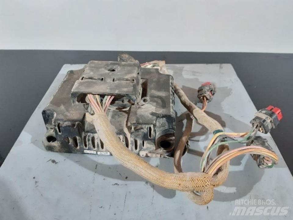 CAT 345C 駕駛室與內部