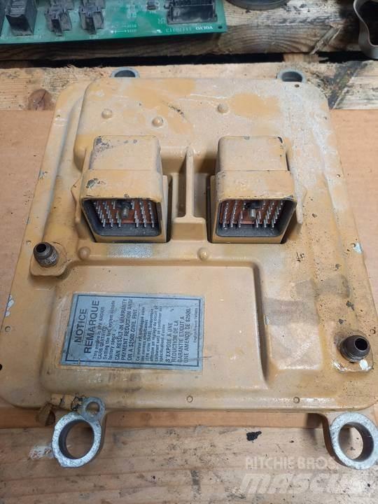 CAT 345C 駕駛室與內部