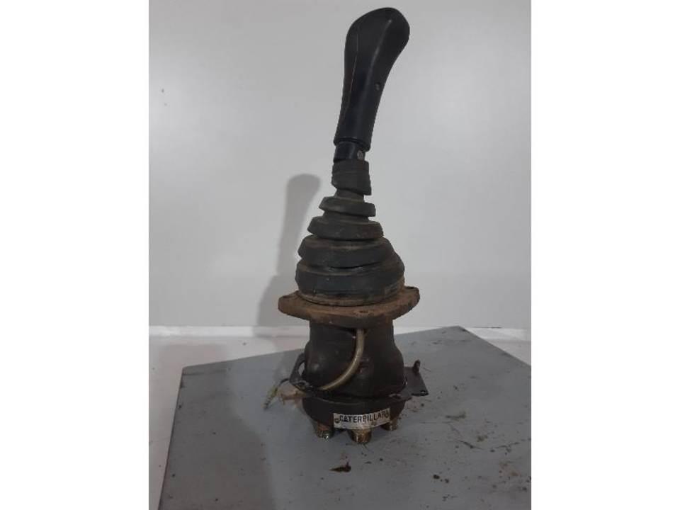 CAT 350 駕駛室與內部