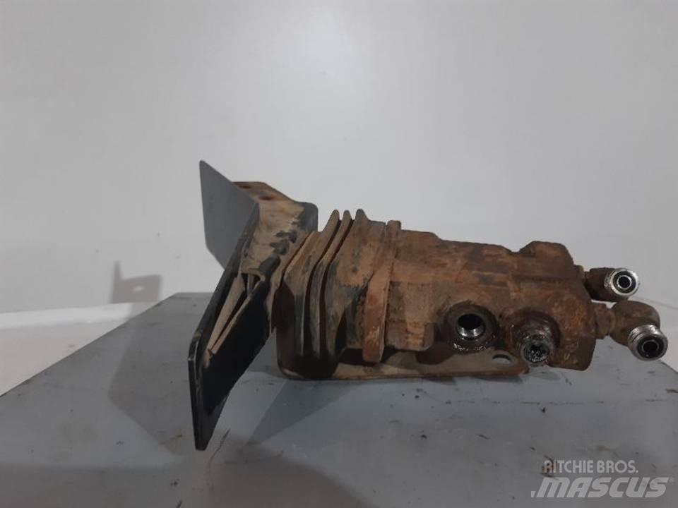 CAT 350 駕駛室與內部