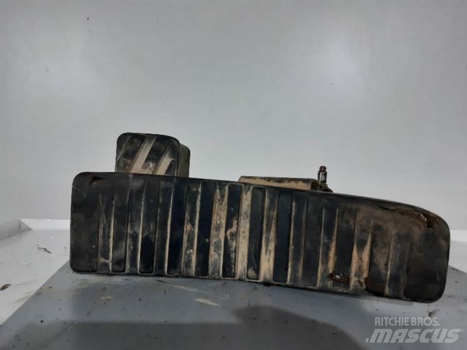 CAT 350 駕駛室與內部