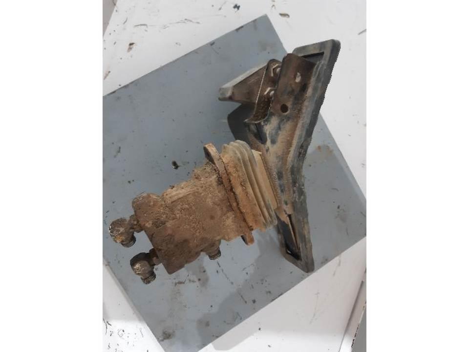 CAT 350 駕駛室與內部