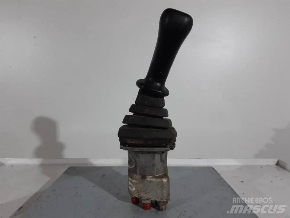 CAT 432D 駕駛室與內部