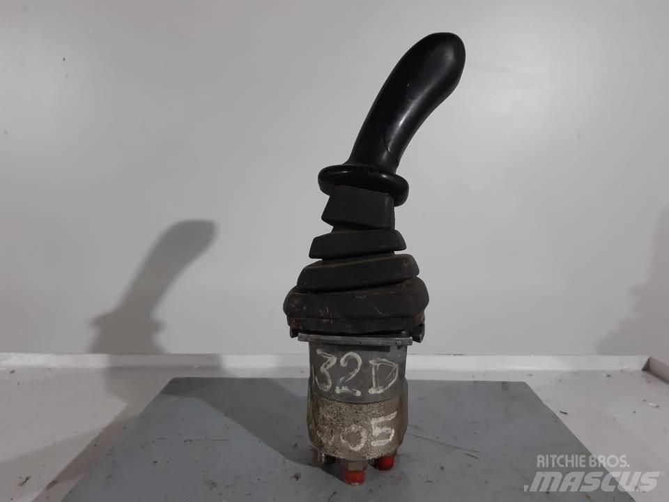 CAT 432D 駕駛室與內部