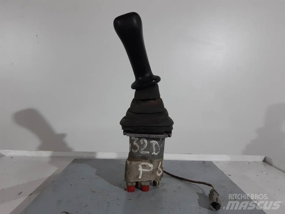 CAT 432D 駕駛室與內部