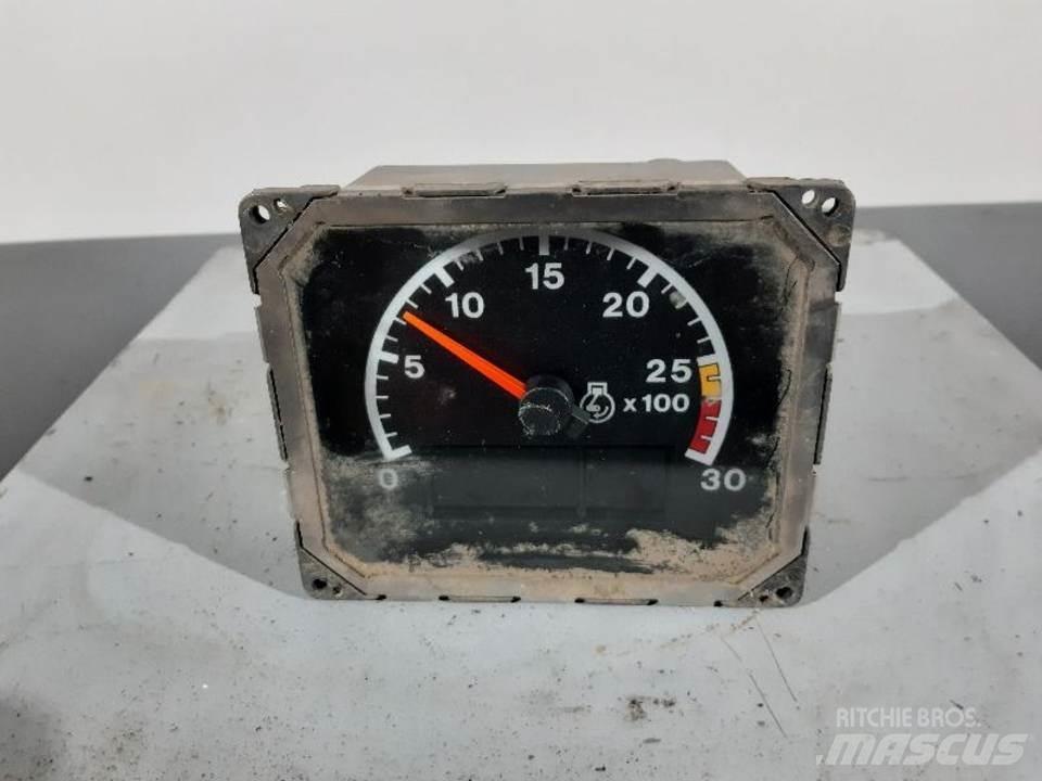 CAT 725 駕駛室與內部