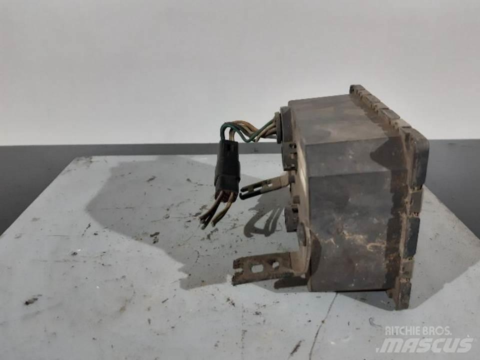 CAT 725 駕駛室與內部