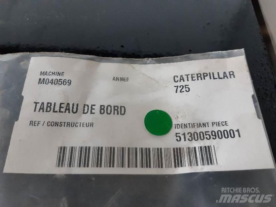 CAT 725 駕駛室與內部