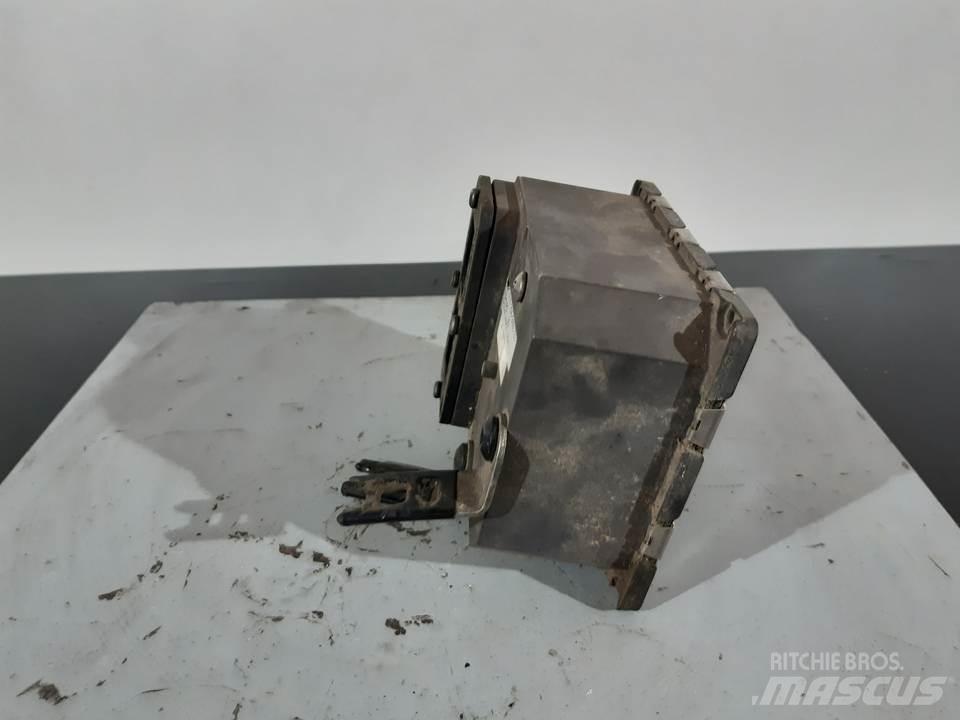 CAT 725 駕駛室與內部