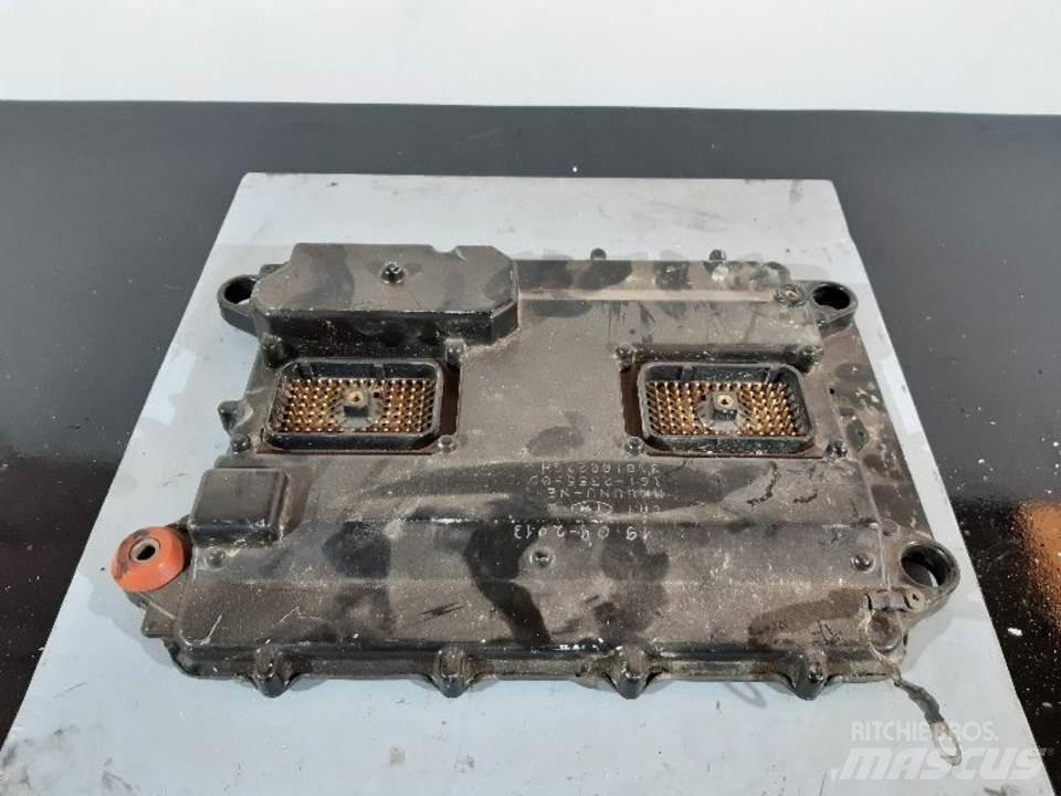 CAT 725 駕駛室與內部