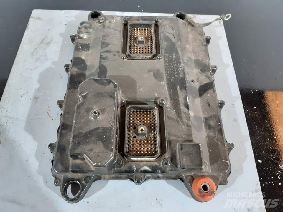 CAT 725 駕駛室與內部
