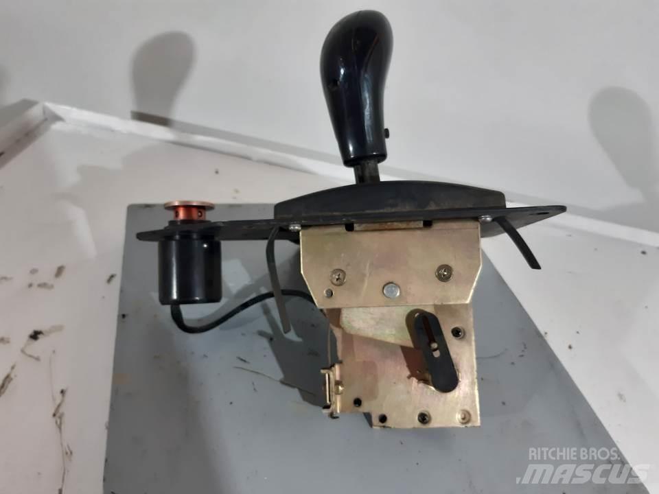 CAT 740 駕駛室與內部