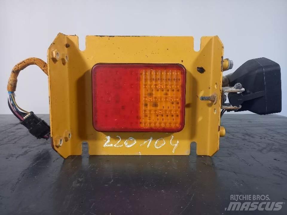 CAT 770 駕駛室與內部