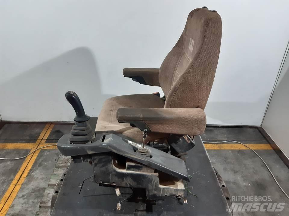 CAT M312 駕駛室與內部