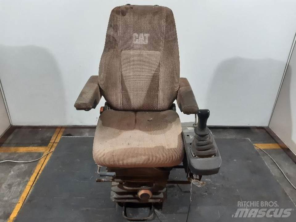 CAT M312 駕駛室與內部