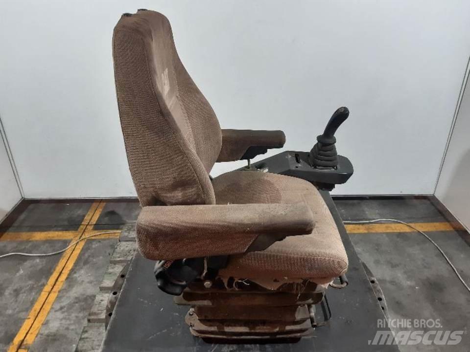 CAT M312 駕駛室與內部