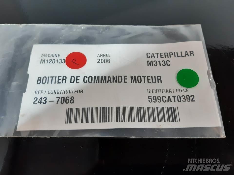 CAT M313C 駕駛室與內部