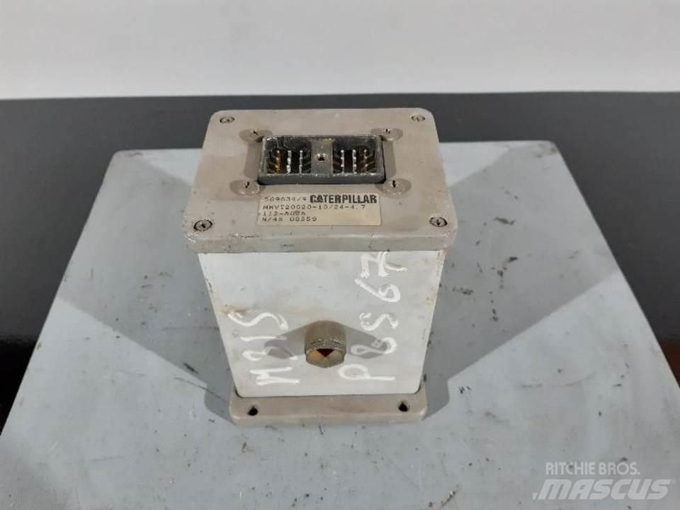 CAT M315 駕駛室與內部