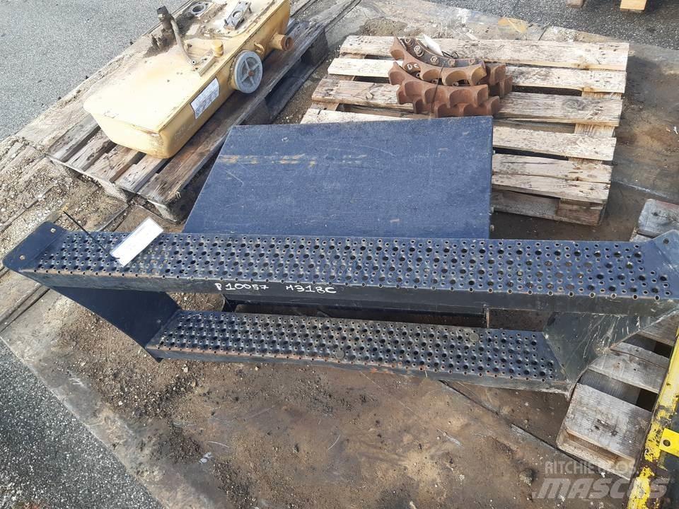 CAT M318C 駕駛室與內部