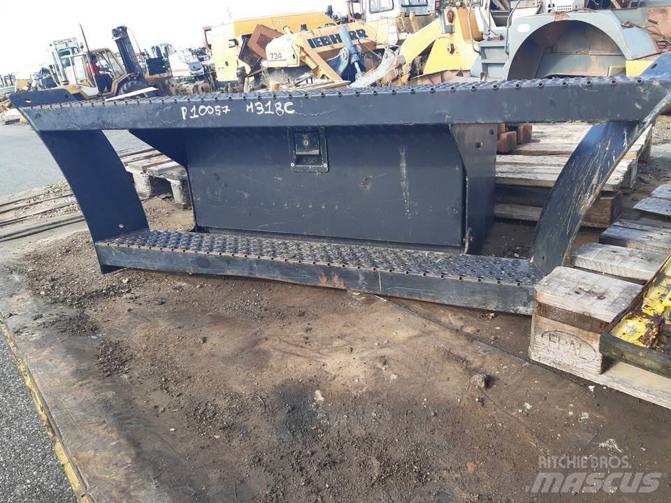 CAT M318C 駕駛室與內部