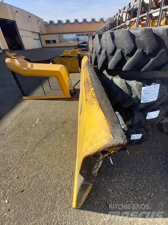 CAT M320F 駕駛室與內部