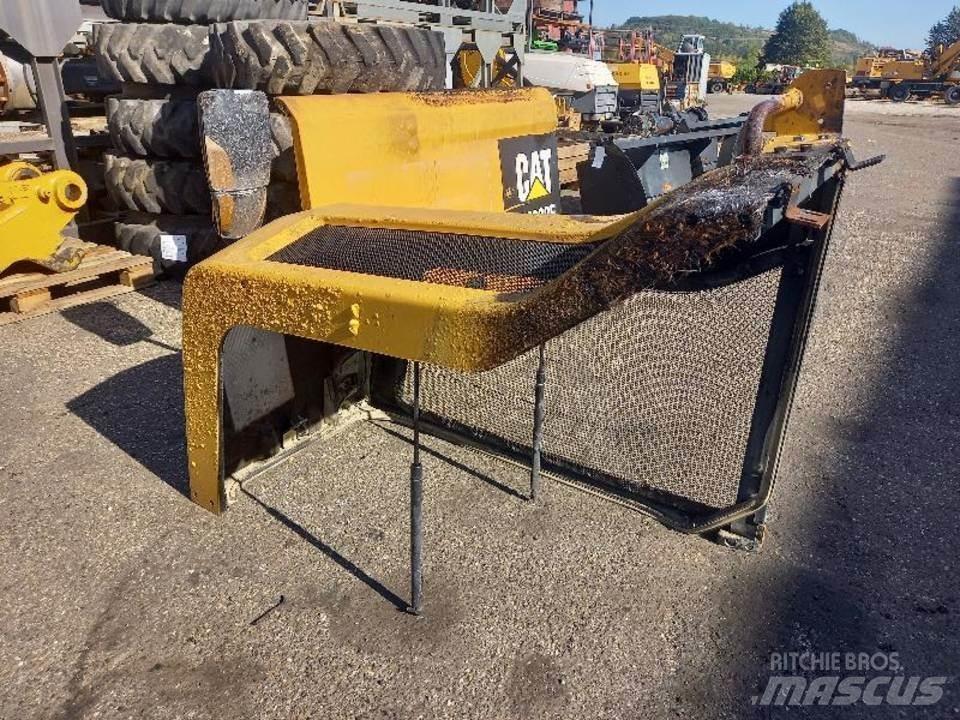 CAT M320F 駕駛室與內部