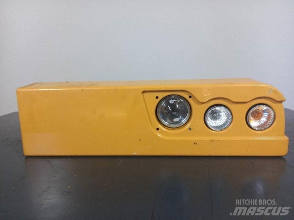 CAT M320F 駕駛室與內部