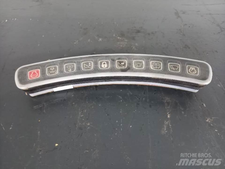 JCB JS190 駕駛室與內部