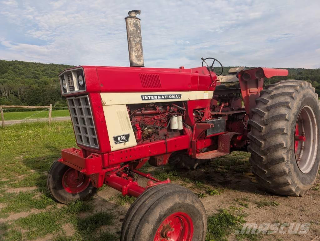 International 966 曳引機