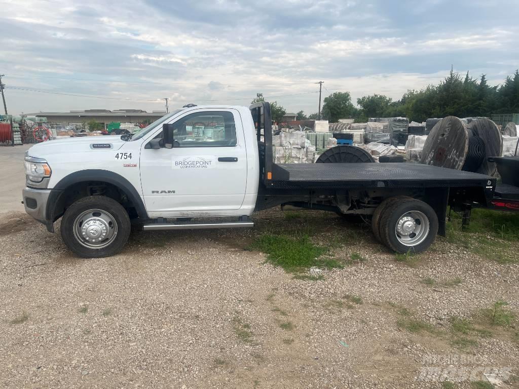 RAM 5500 平板式/側卸式卡車