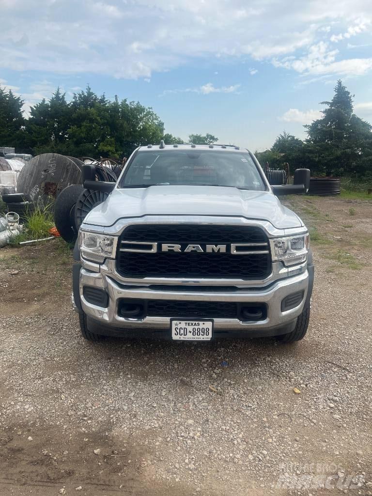 RAM 5500 平板式/側卸式卡車