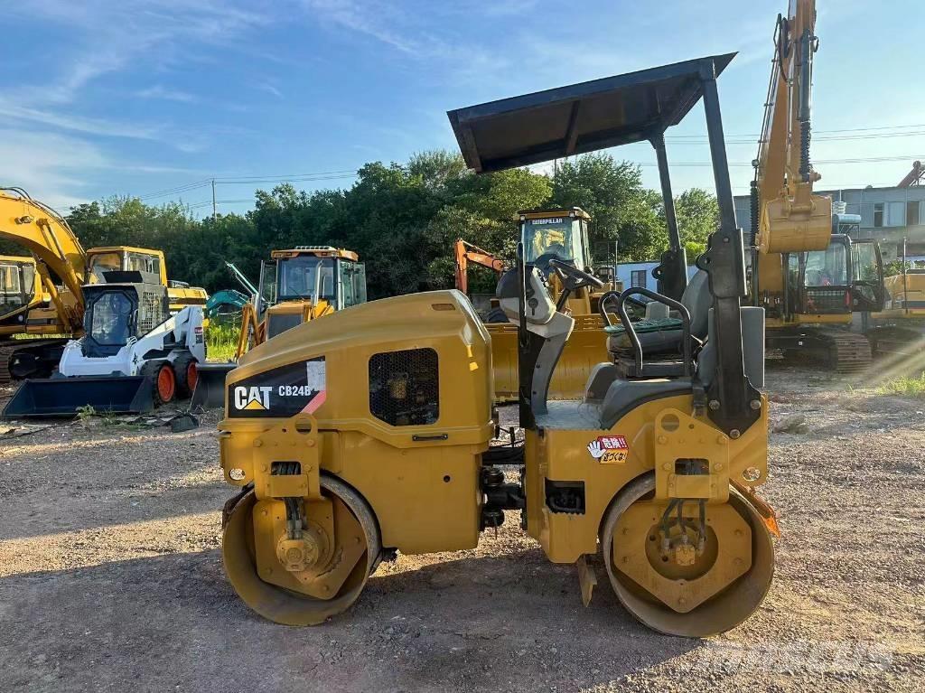 CAT CB 24 B 雙輪滾壓機