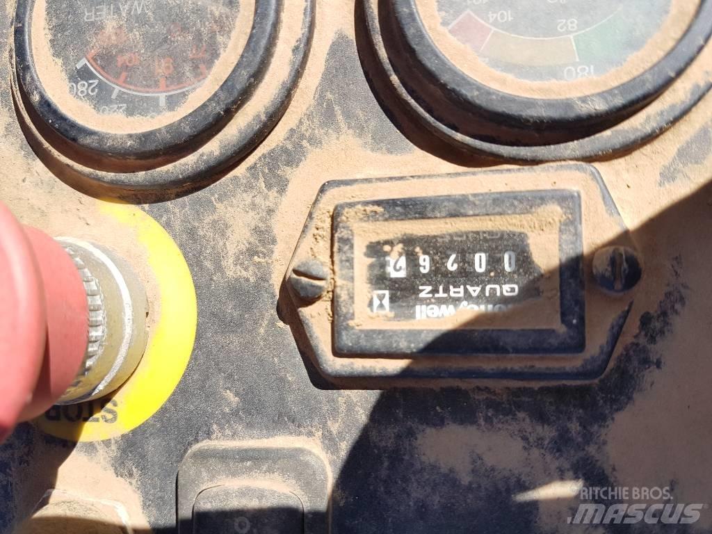 Volvo PT 125 膠輪滾壓機