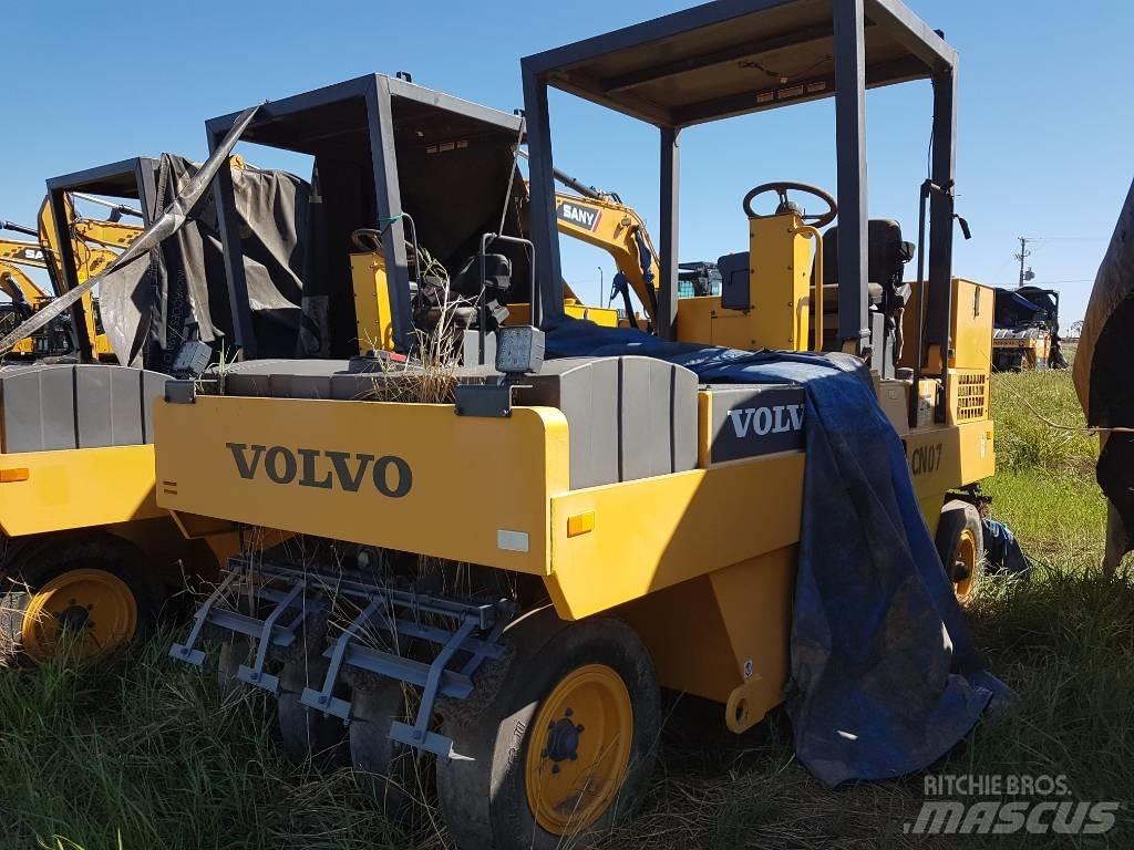 Volvo PT 125 膠輪滾壓機
