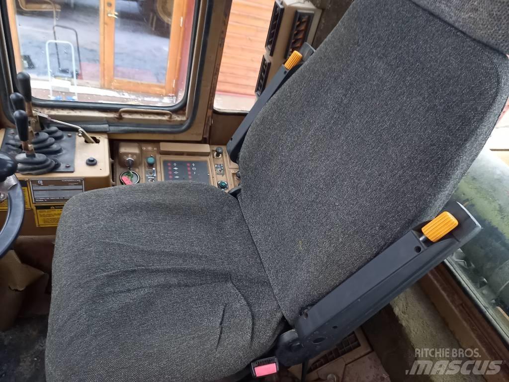 CAT IT 28 B 輪胎式裝載機
