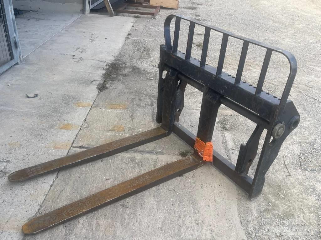 Manitou MT 1335 伸縮臂操作車