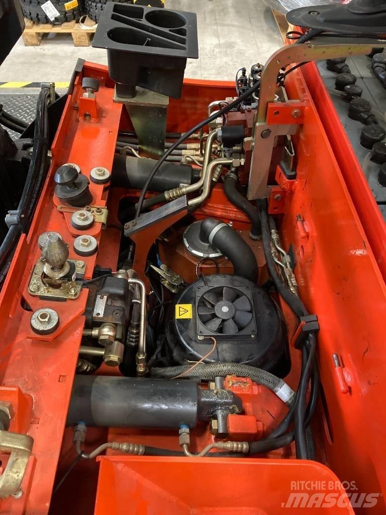 Linde E25/600/336 窄巷道堆高機