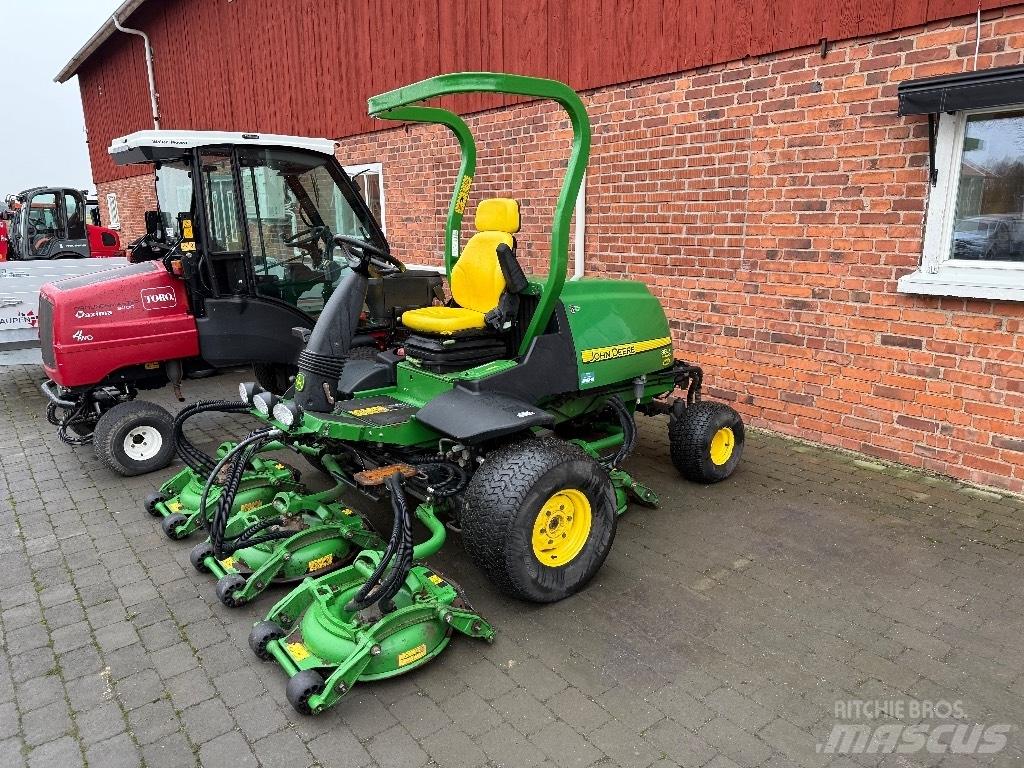 John Deere 8800 騎乘式割草機
