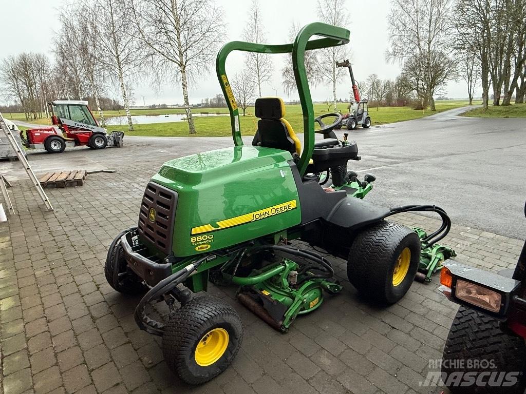 John Deere 8800 騎乘式割草機