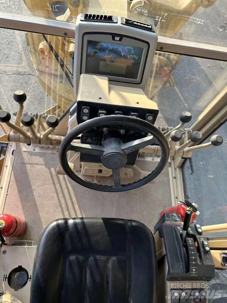 CAT 140 K 平土機