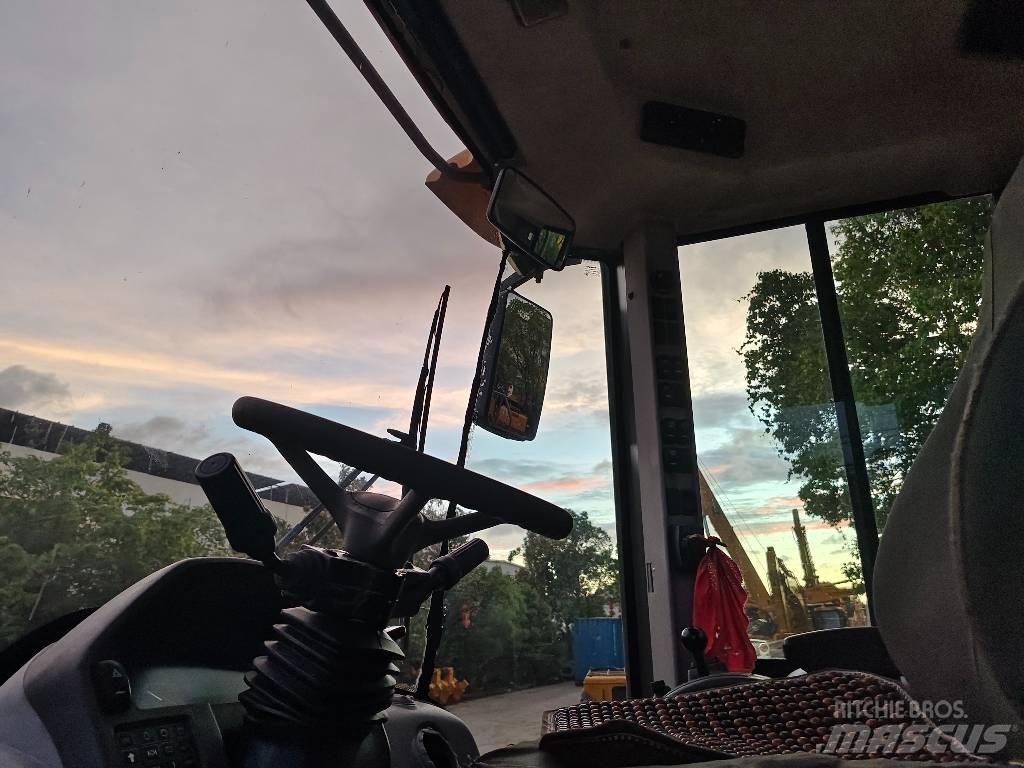 Volvo L 120 輪胎式裝載機