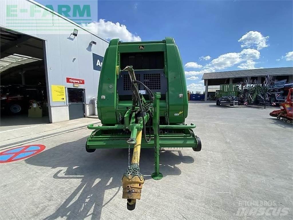 John Deere 864 方形打捆機