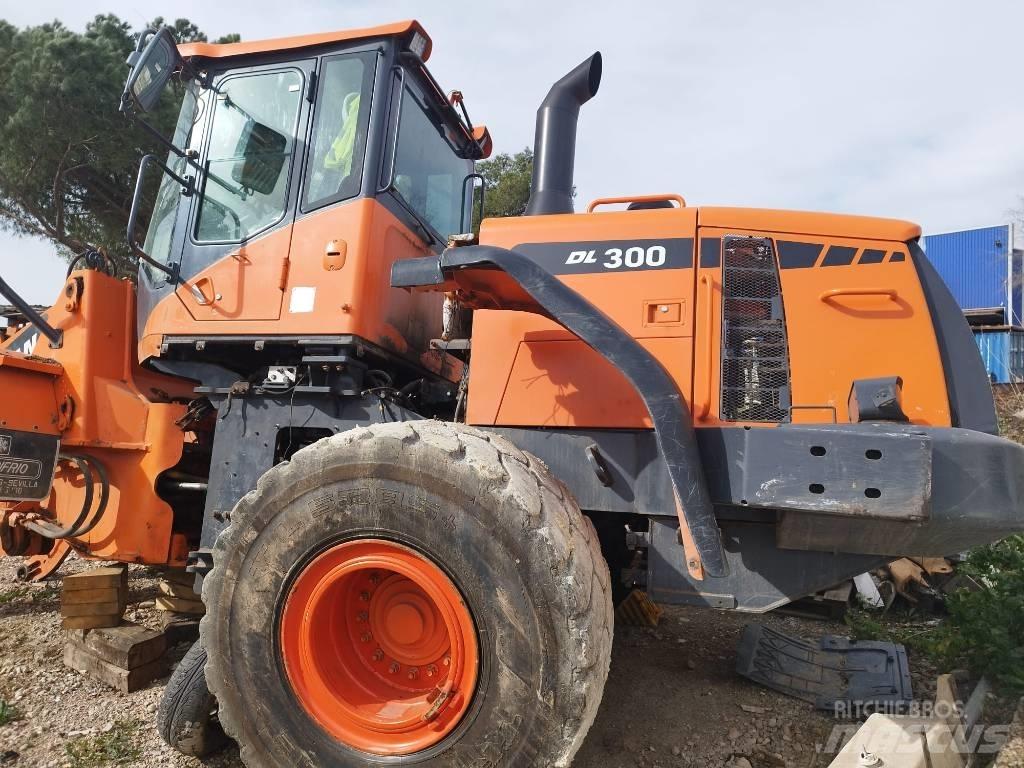 Doosan DL 300-3 輪胎式裝載機